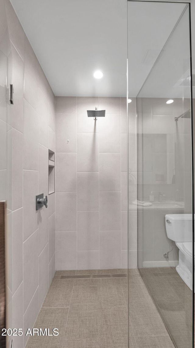 6525 E Cave Creek Rd Unit 40, Cave Creek, AZ 85331 - bathroom with a tile shower and toilet