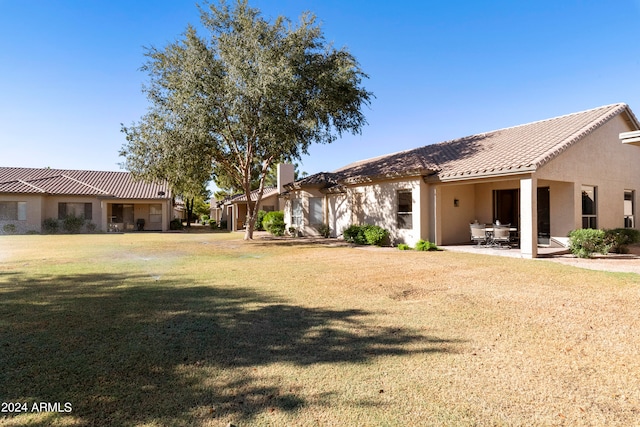 view of yard featuring a patio area