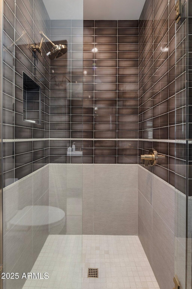 bathroom featuring tiled shower