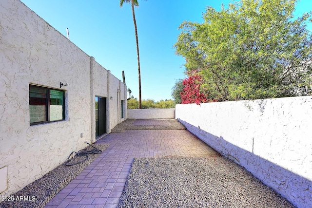 view of yard featuring a patio area