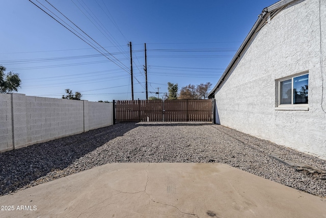 view of yard featuring a patio