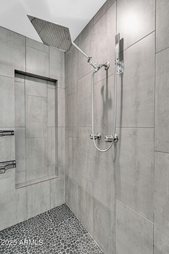 full bathroom featuring a tile shower