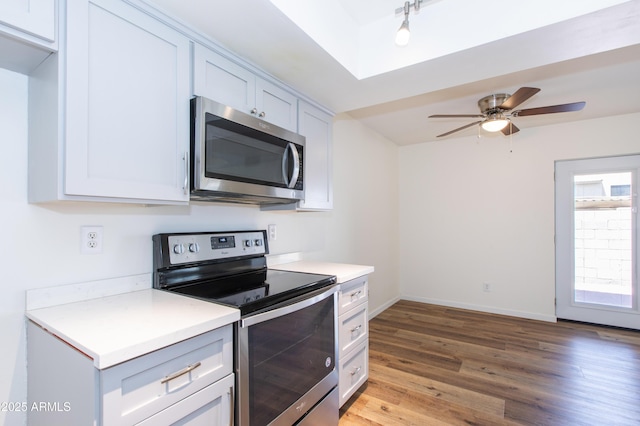 222 W Brown Rd Unit 72, Mesa, AZ 85201 - kitchen featuring appliances with stainless steel finishes, light wood-style flooring, light countertops, baseboards, and ceiling fan
