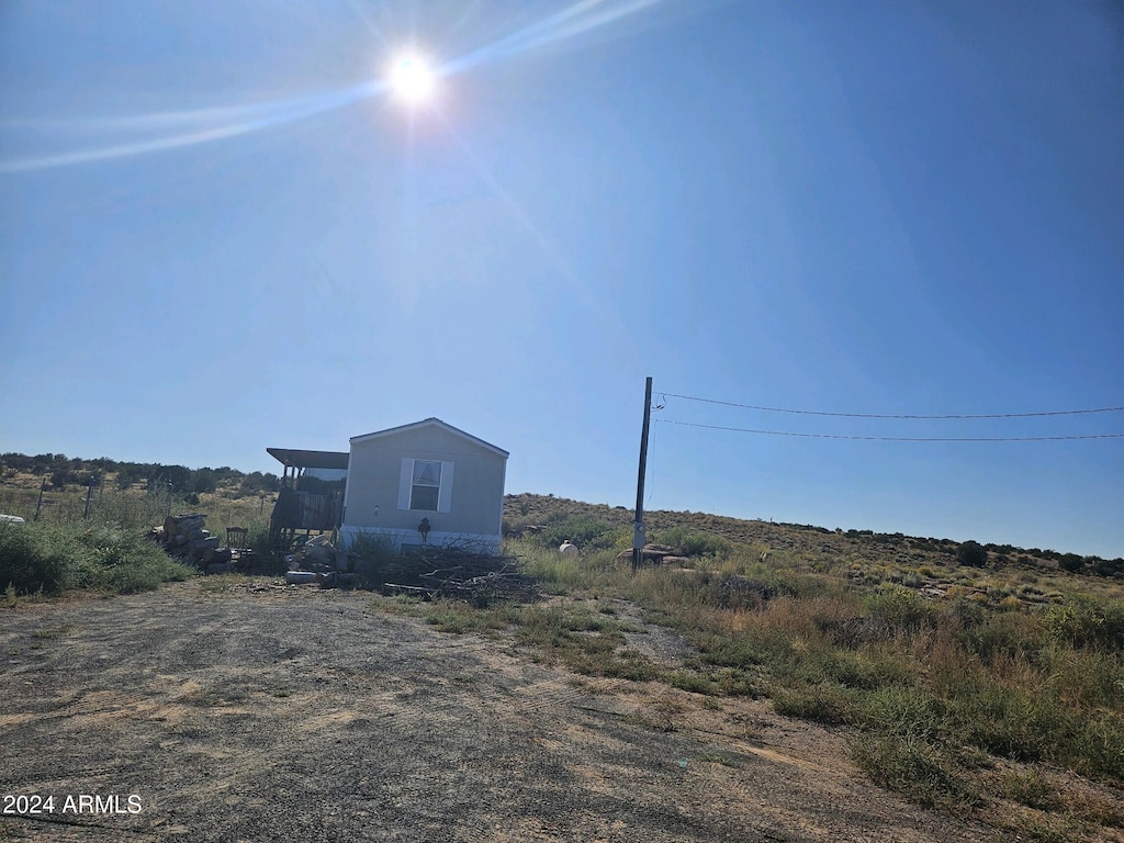 view of yard featuring a rural view