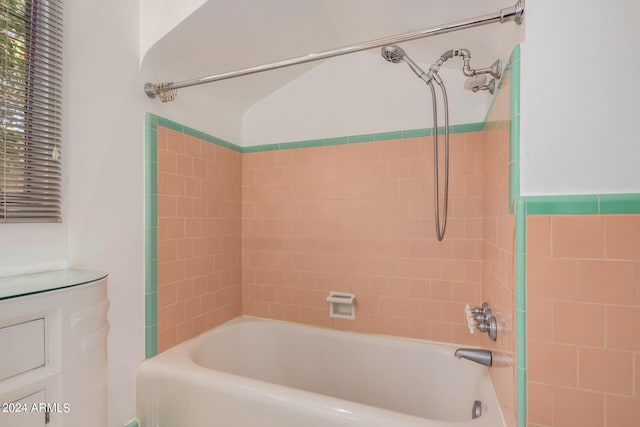 bathroom featuring tiled shower / bath combo