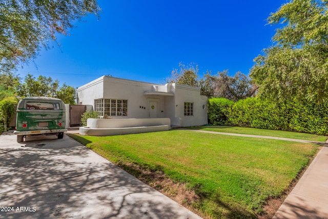 view of front of property with a front lawn