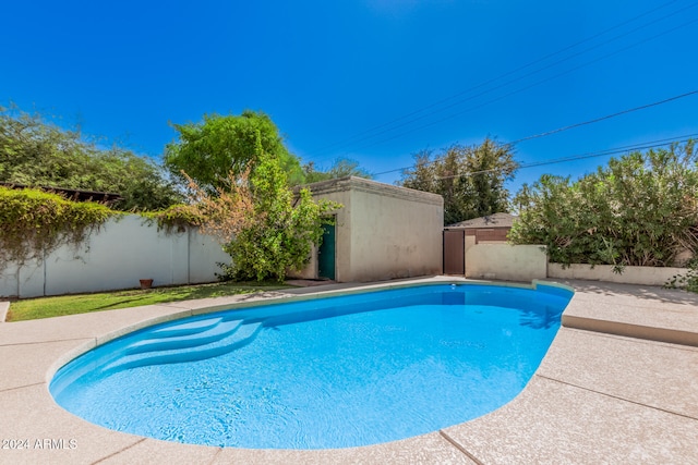 view of swimming pool