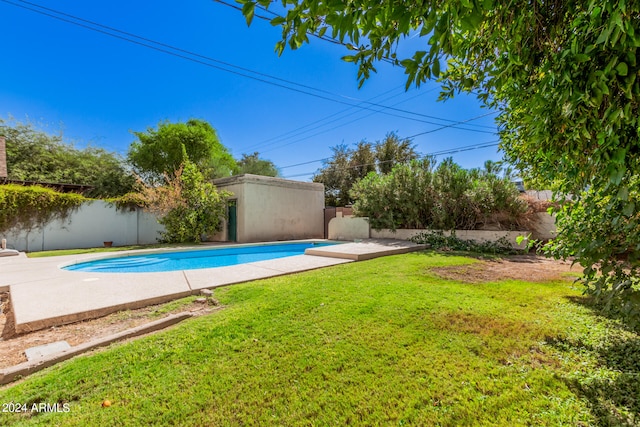 view of swimming pool featuring a lawn