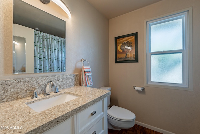 bathroom with vanity, toilet, and decorative backsplash