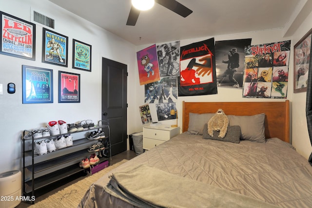 bedroom with ceiling fan