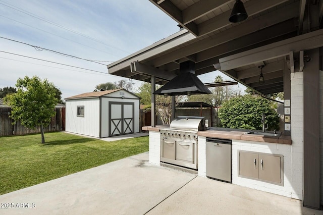 view of patio / terrace with sink, an outdoor kitchen, ceiling fan, and area for grilling