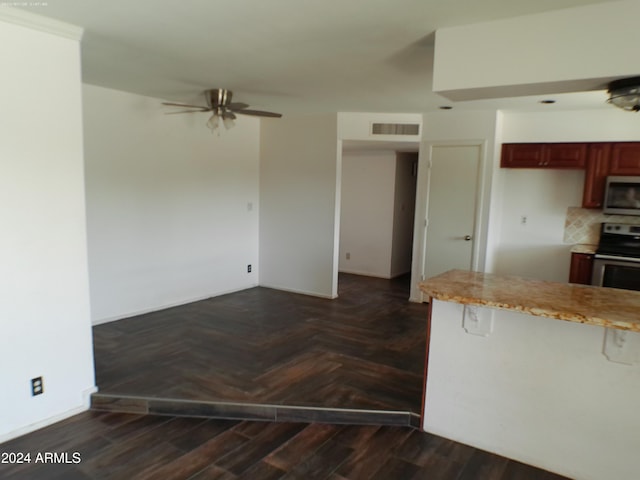 kitchen with ceiling fan, stainless steel appliances, dark hardwood / wood-style flooring, kitchen peninsula, and a breakfast bar