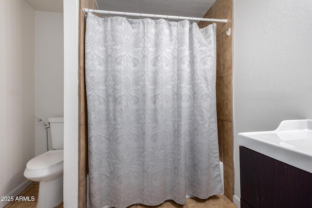 511 E Purdue Ave, Phoenix, AZ 85020 - bathroom featuring toilet, vanity, curtained shower, and baseboards