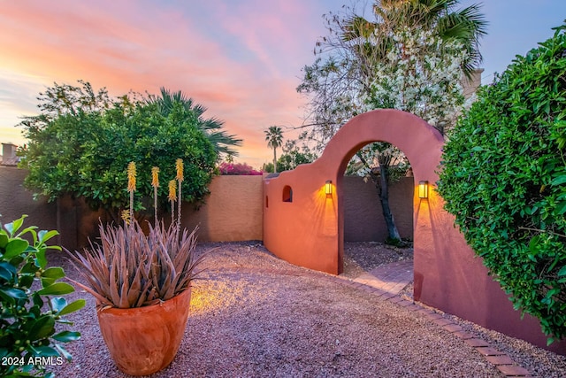 13128 N 104th Pl, Scottsdale, AZ 85260 - view of yard with a gate