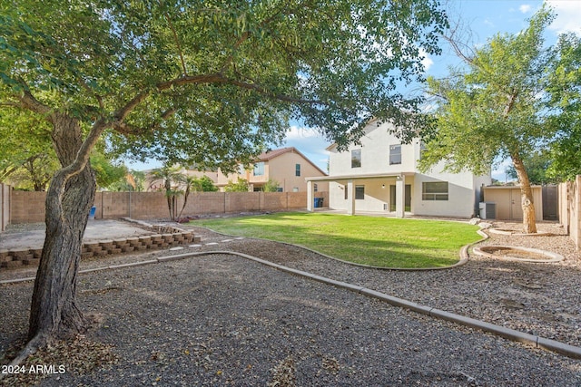 view of front of home featuring central air condition unit and a front yard