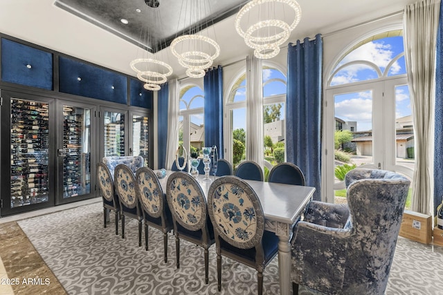 7475 E Gainey Ranch Rd Unit 22, Scottsdale, AZ 85258 - dining area with a towering ceiling, plenty of natural light, and a chandelier