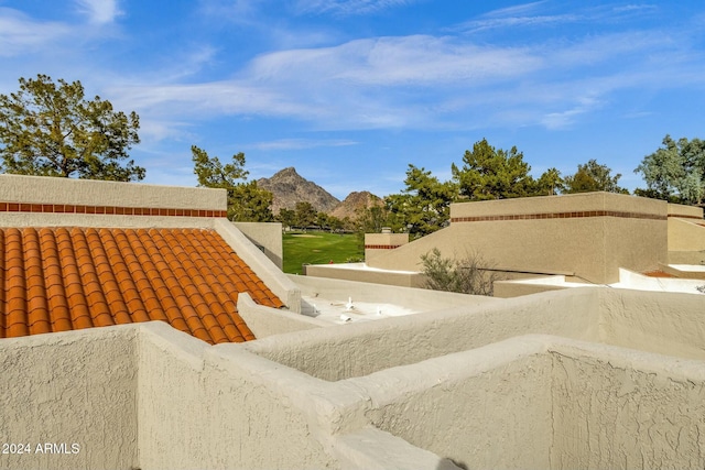 view of yard with a mountain view