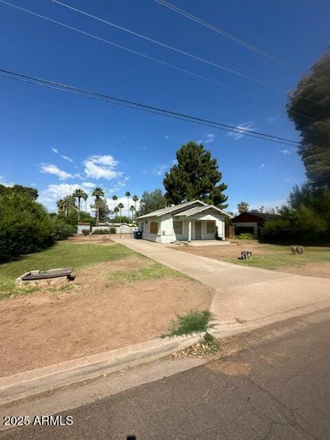 2614 N 26th St, Phoenix, AZ 85008 - bungalow-style home with driveway and a front yard