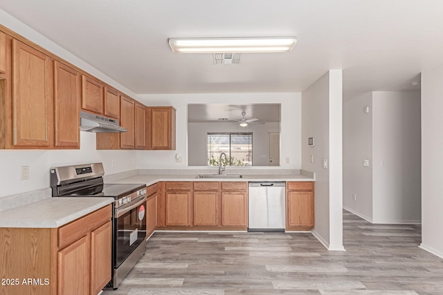 kitchen with a ceiling fan, visible vents, appliances with stainless steel finishes, a sink, and under cabinet range hood