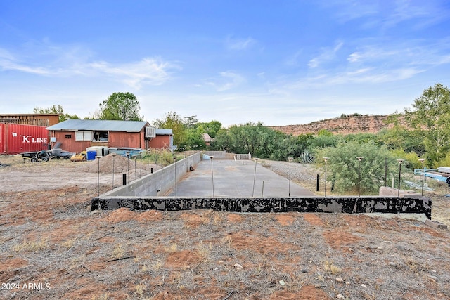 view of yard with an outdoor structure