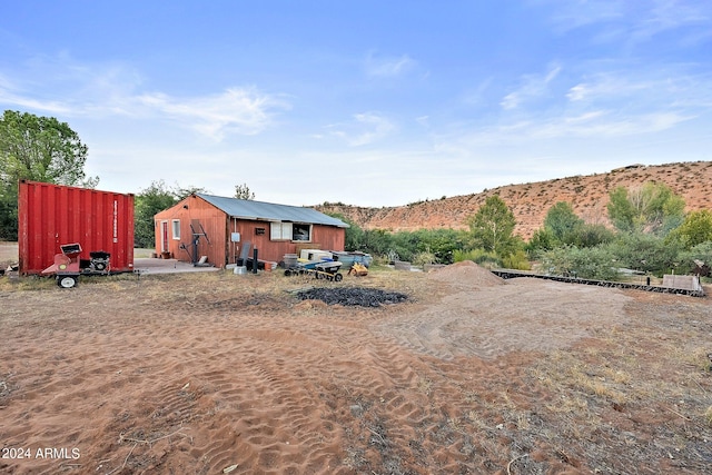 view of yard with a mountain view and an outdoor structure