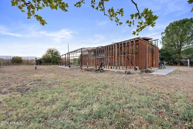 view of yard with an outbuilding