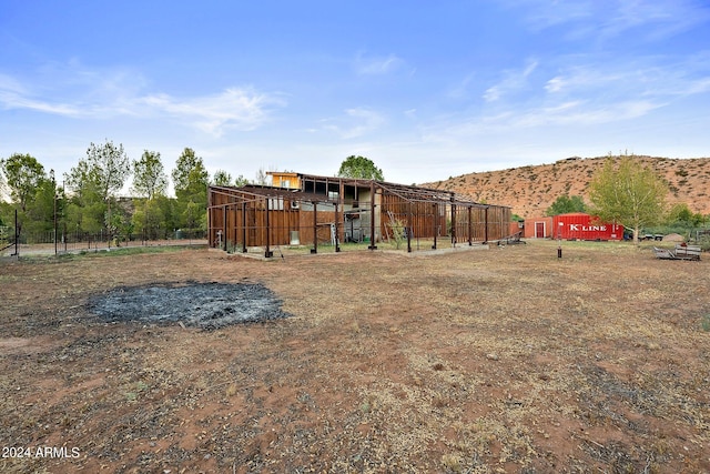 view of yard featuring a mountain view and an outbuilding