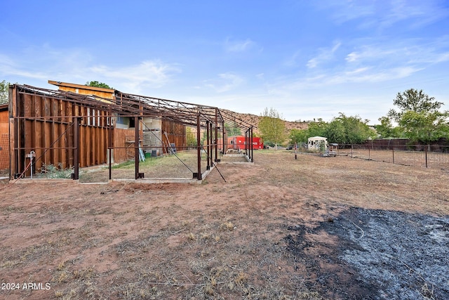 view of yard featuring an outdoor structure