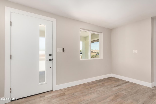 1501 E Sheridan St, Phoenix, AZ 85006 - foyer entrance featuring light wood-style flooring and baseboards