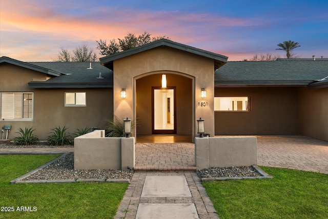 1801 E Berridge Ln, Phoenix, AZ 85016 - entrance to property with stucco siding, roof with shingles, and a yard