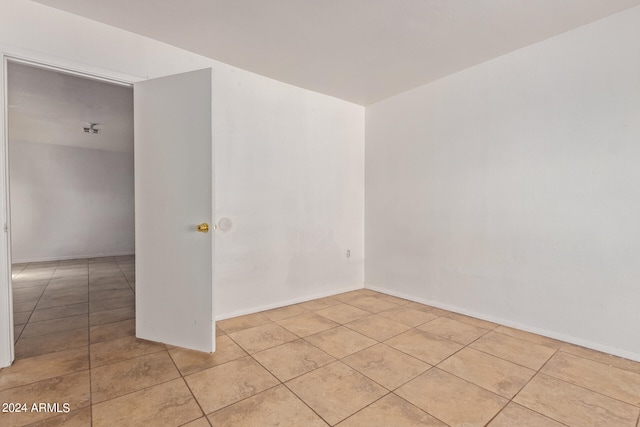 spare room featuring light tile patterned flooring