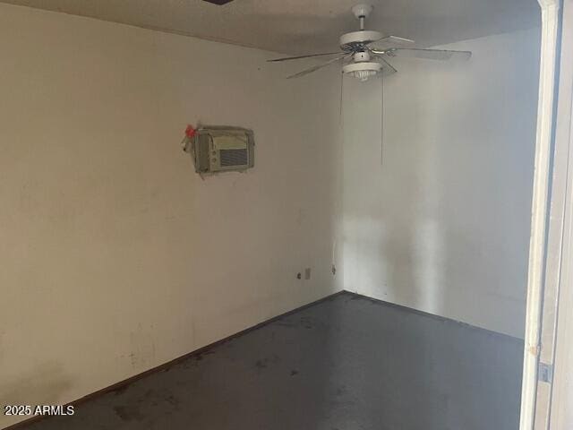 empty room featuring a ceiling fan and concrete floors