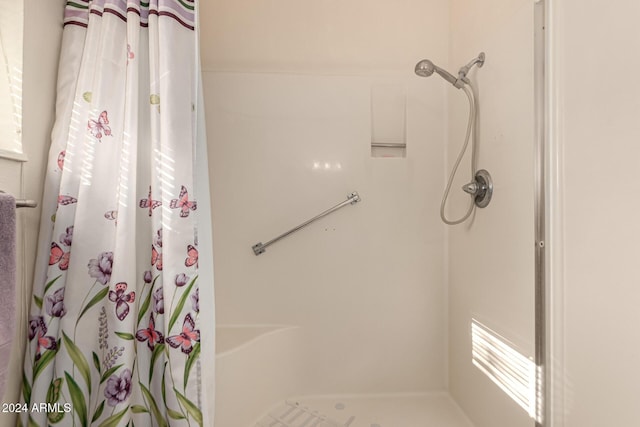 bathroom featuring a shower with shower curtain