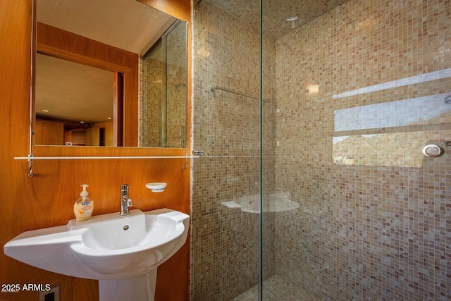 bathroom featuring sink and a tile shower