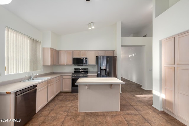 10735 W Bermuda Dr, Avondale, AZ 85392 - kitchen with appliances with stainless steel finishes, a sink, light countertops, a kitchen island, and lofted ceiling