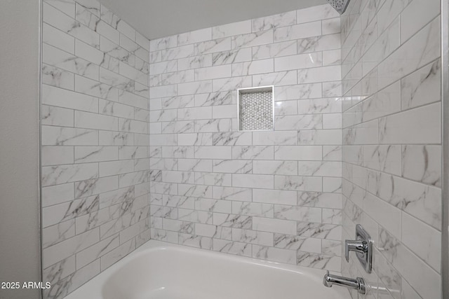 bathroom with tiled shower / bath