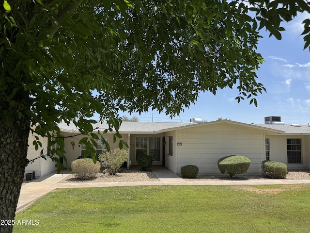 ranch-style house featuring a front lawn