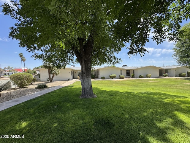 view of front facade featuring a front yard
