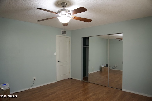 8334 N 55th Ave, Glendale, AZ 85302 - unfurnished bedroom featuring wood finished floors, a textured ceiling, a closet, ceiling fan, and baseboards