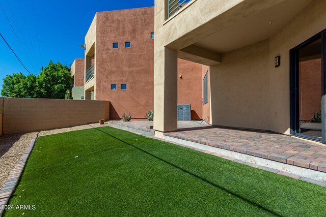 view of yard with a patio