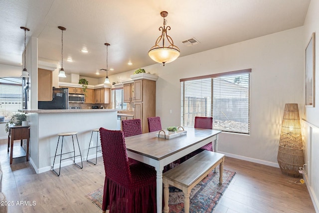 dining area featuring recessed lighting, visible vents, light wood-style flooring, and baseboards