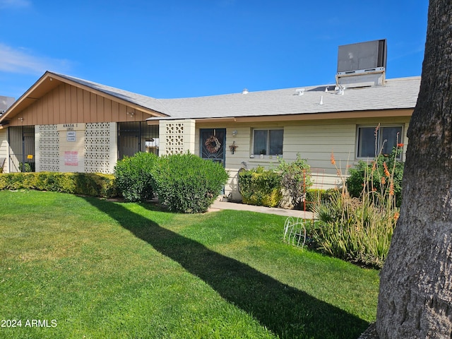 ranch-style house featuring a front yard