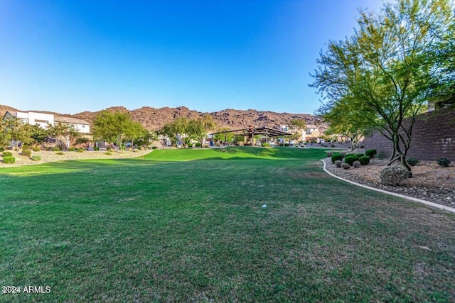 view of yard with a mountain view