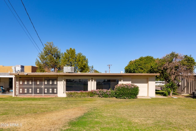 single story home featuring a front yard