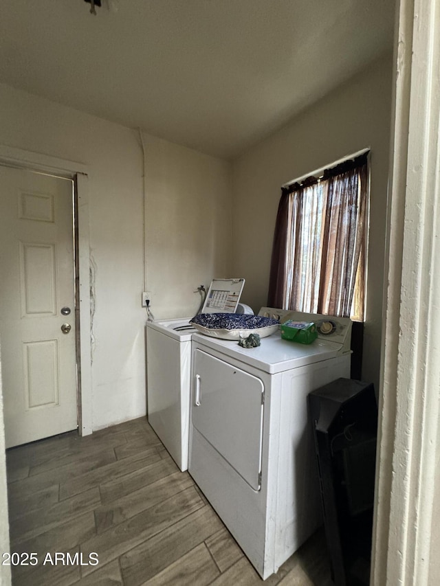 418 N 14th St, Phoenix, AZ 85006 - laundry room featuring washing machine and clothes dryer and light wood-type flooring