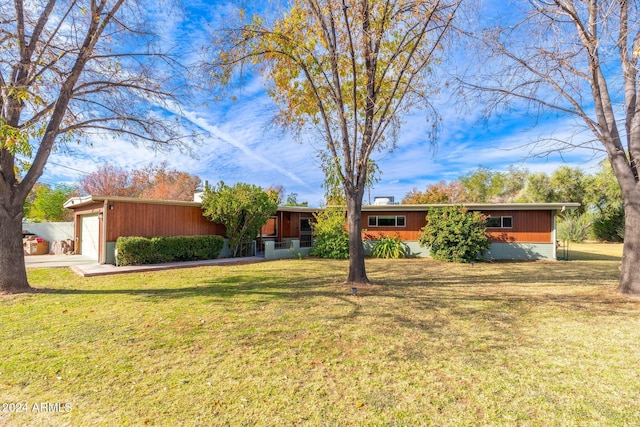 view of front of home featuring a garage and a front yard