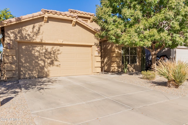 view of front facade featuring a garage