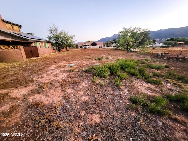 view of yard with a mountain view