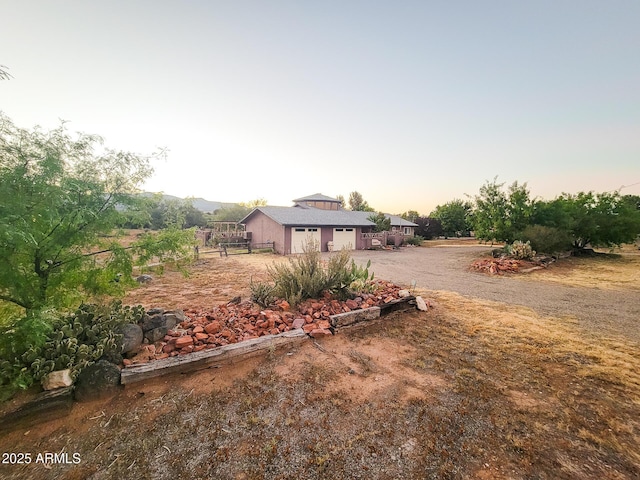 view of yard at dusk