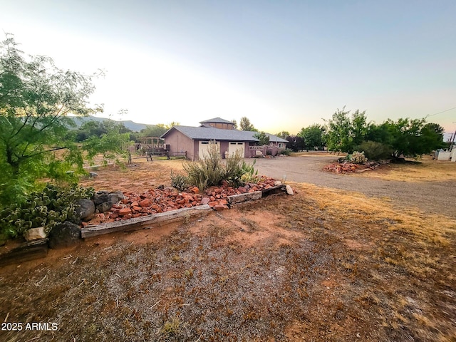 view of yard at dusk